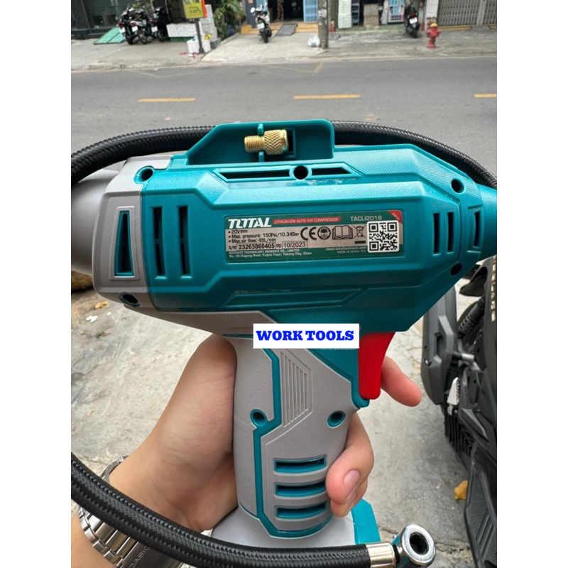 TOTAL Máy bơm hơi cầm tay 20V TACLI2018
