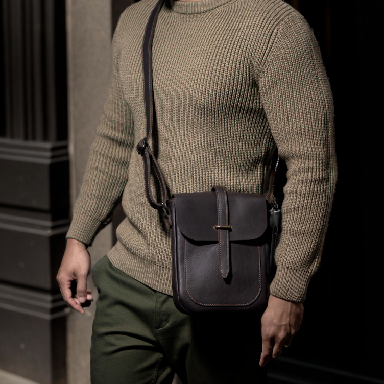 Túi da bò đeo chéo 6in phong cách tối giản, quai gài nắp vintage Manuk Leather