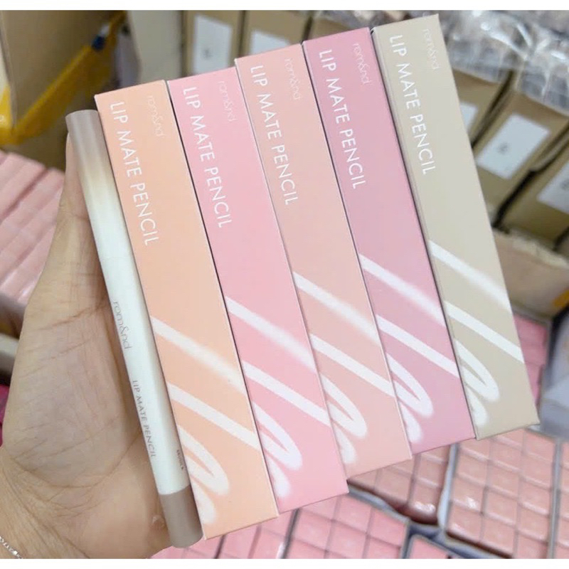 Son Bút Chì Kẻ Viền Môi Nhung Lì, Lâu Trôi, Thiết Kế 2 Đầu Hàn Quốc Romand Lip Mate Pencil Be OVEEER Shade - 0.5g Bovie