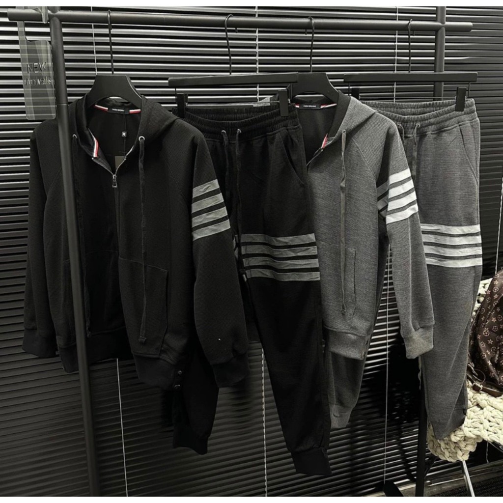 Bộ đồ nam thu đông Thom Browne khoá mũ thêu 4 sọc kẻ ống bo chun vải gạo dày dặn cao cấp siêu hot cho các boy phố 2023