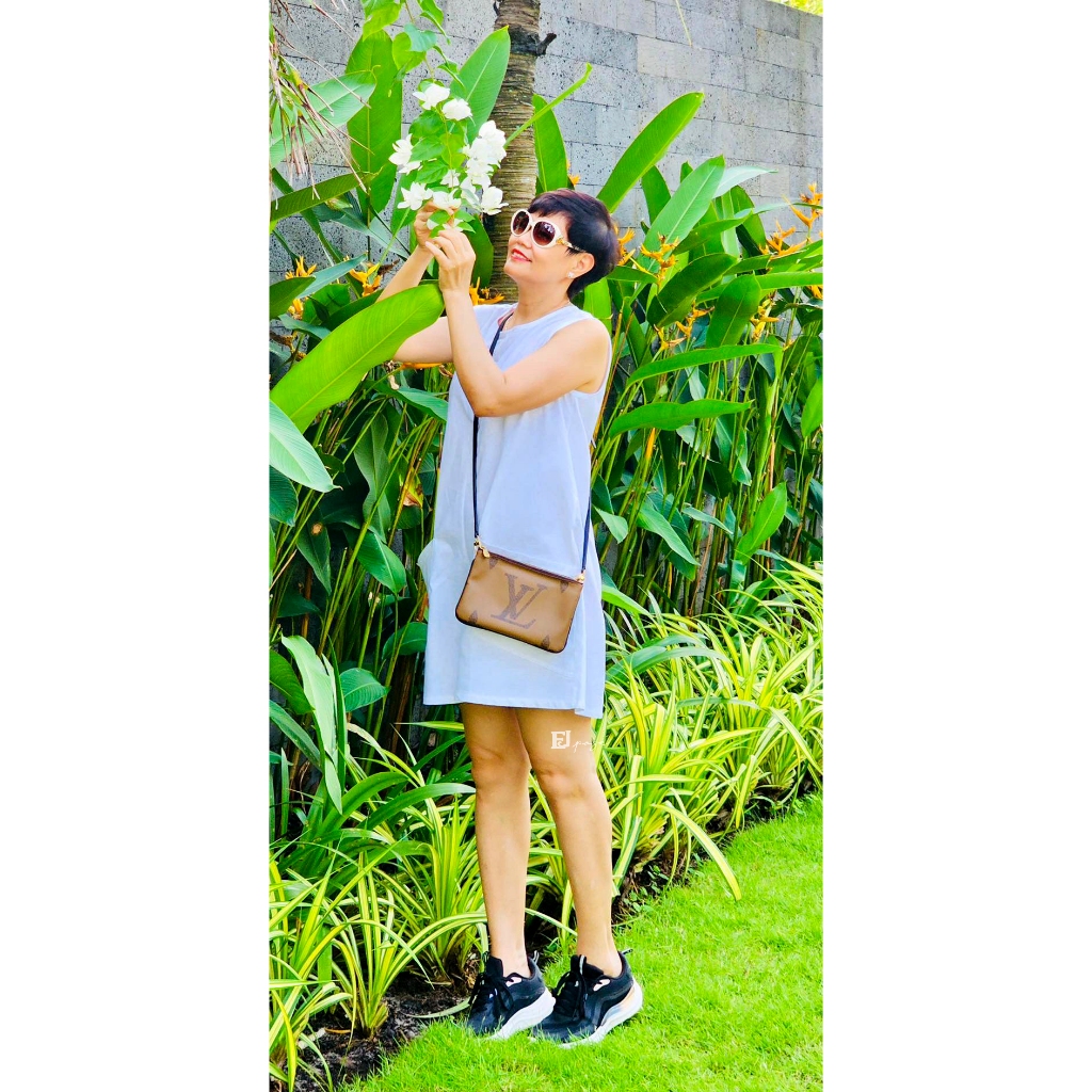 Jumpsuit nữ ngắn cổ tròn sát nách trẻ trung, thời trang.