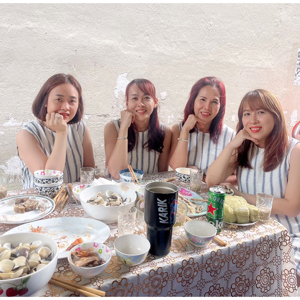 Jumpsuit nữ ngắn cổ tròn sát nách trẻ trung, thời trang.