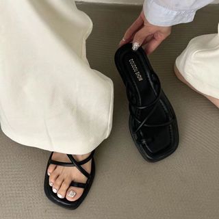 Đôi sandal mũi vuông đẹp và thoải mái, rất phù hợp cho việc đi biển hoặc đi chơi