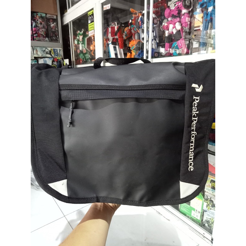 Túi đeo chéo Peak Performance- R&D Messenger Bag