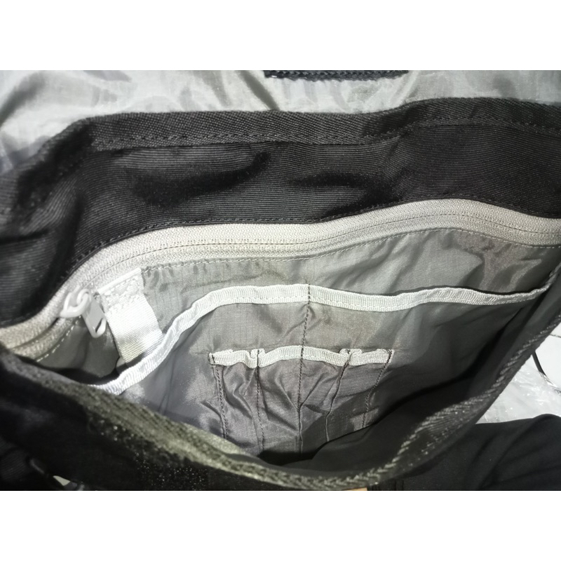 Túi đeo chéo Peak Performance- R&D Messenger Bag