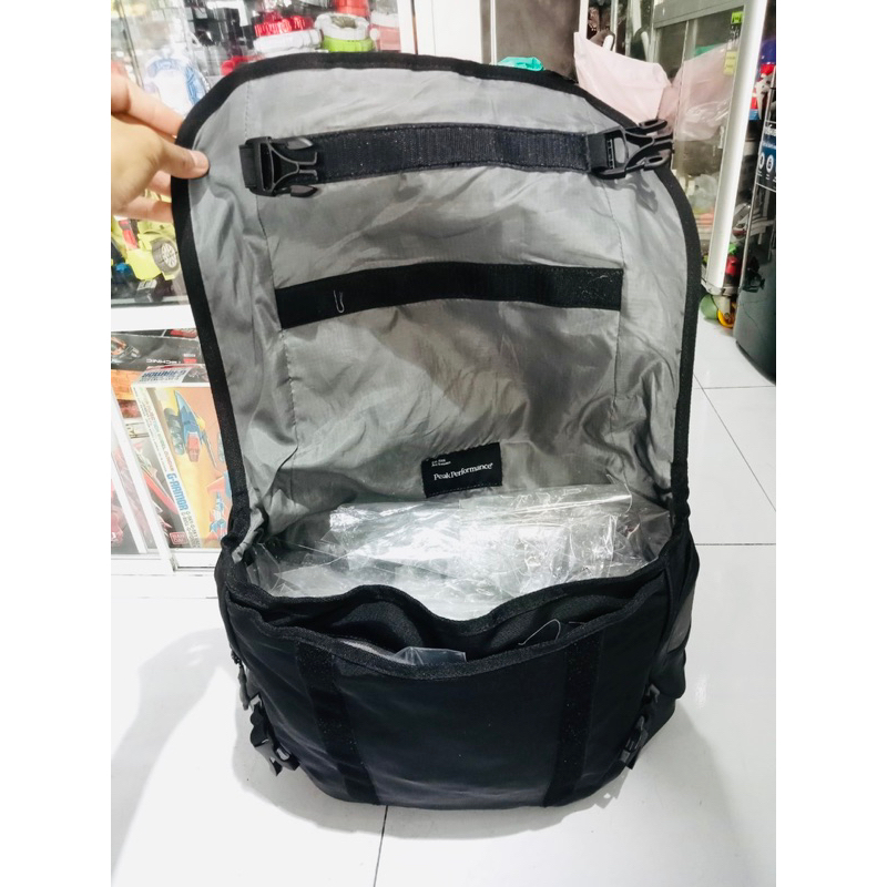 Túi đeo chéo Peak Performance- R&D Messenger Bag
