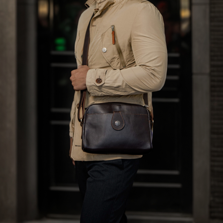 Túi đeo chéo nam vintage DOC BAG Manuk Leather phối nút hoa văn cổ điển