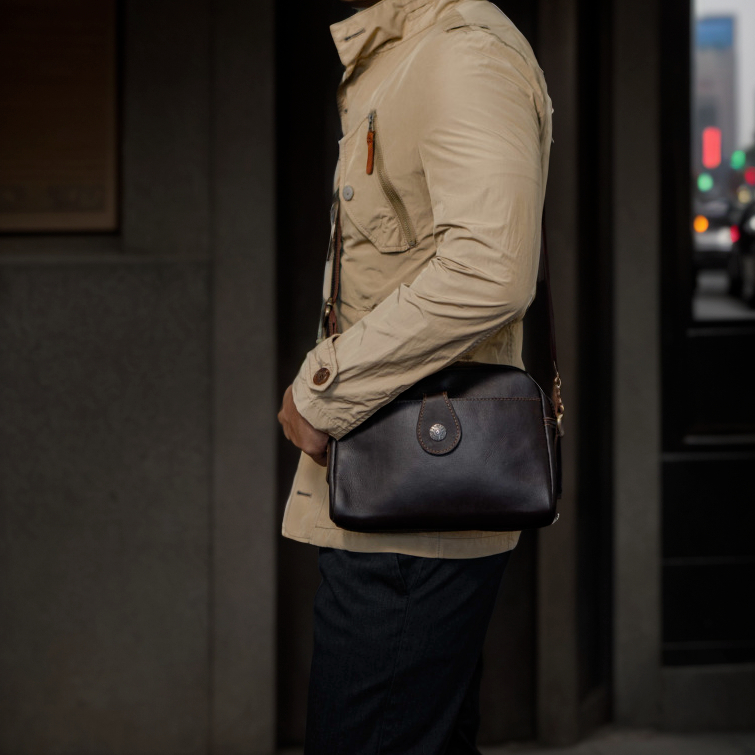 Túi đeo chéo nam vintage DOC BAG Manuk Leather phối nút hoa văn cổ điển