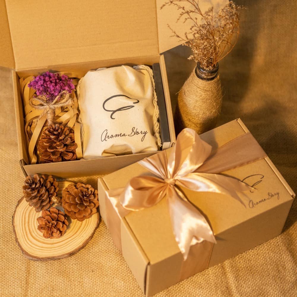 Nến Thơm Trang Trí, Cao Cấp, Tự Nhiên Aroma Story Hương Gỗ Và Da Thuộc Friday Night Size 100g