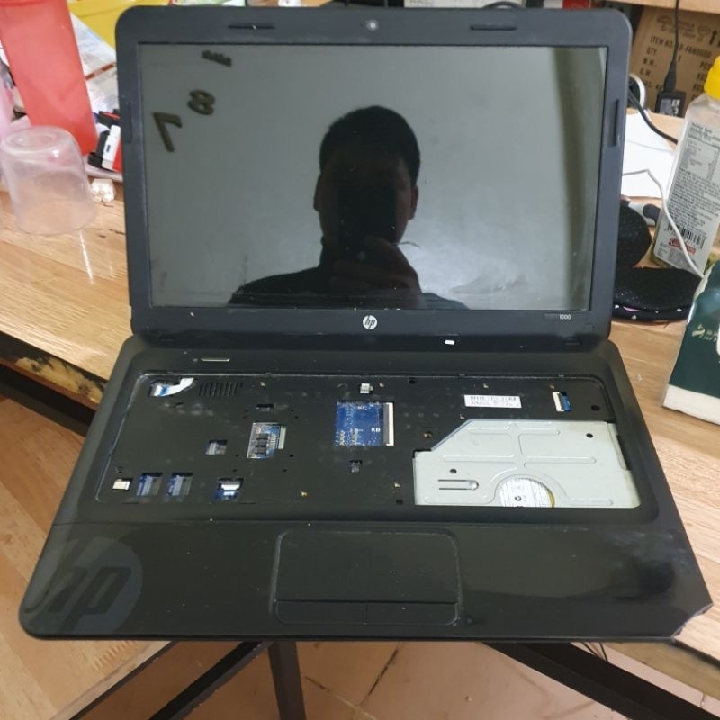 Xác laptop HP 1000 vỏ dưới vỡ, ốc bản lề chắc, đủ đồ