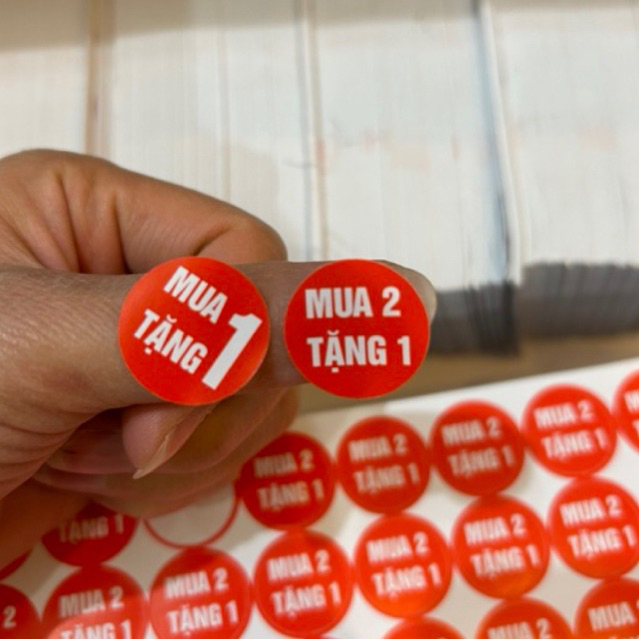 Tem nhãn mua 1 tặng 1 , mua 2 tặng 1 kích thước 2 cm decal giấy