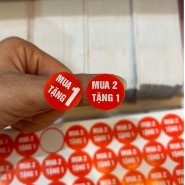 Tem nhãn mua 1 tặng 1 , mua 2 tặng 1 kích thước 2 cm decal giấy