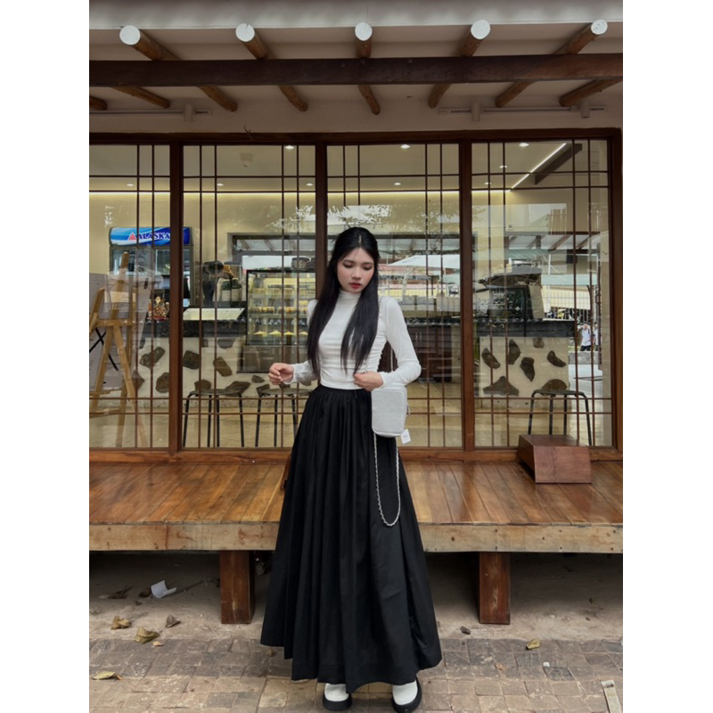 Chân váy xếp ly xoè linen dài kem-đen-trắng