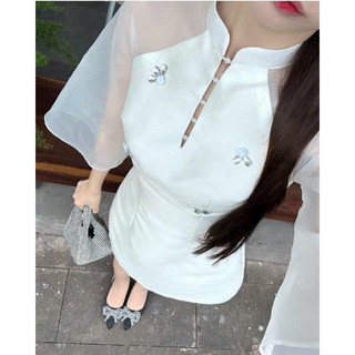 Đ𝐀̂̀𝐌 TRẮNG PHỐI VOAN HOA NỔI 𝐂𝐔𝐓𝐎𝐔𝐓 𝐍𝐆𝐔̛̣𝐂 CỘT NƠ CỔ SAU