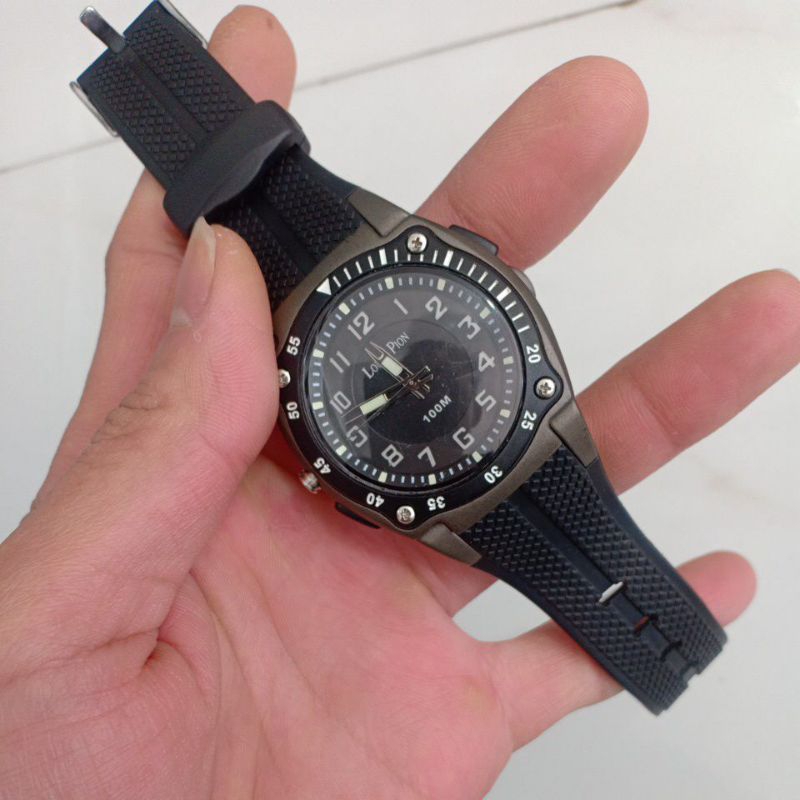 Đồng hồ si nam dây nhựa hiệu LOUIS PION 2 đèn led độ mới cao 90%