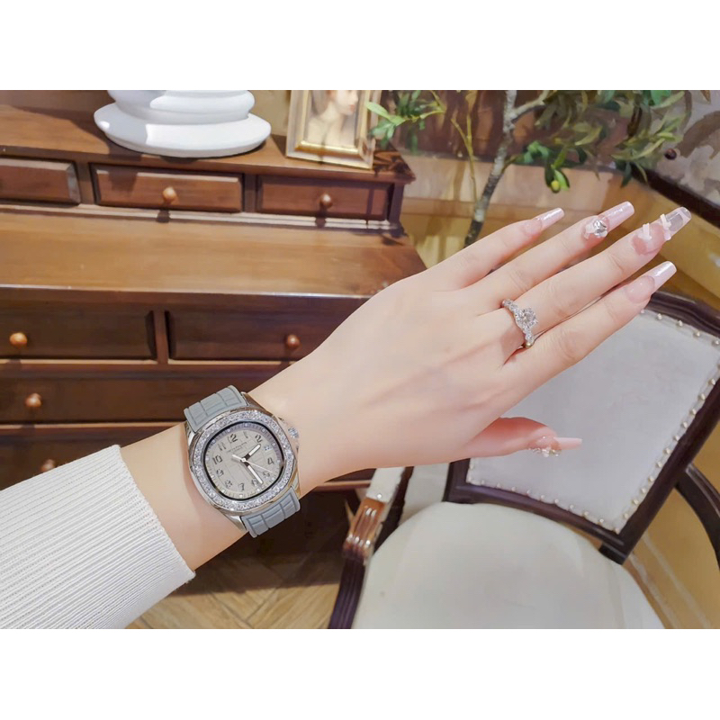 Đồng Hồ dây cao su mặt đính đá pha lê cao cấp sang trọng dành cho nữ