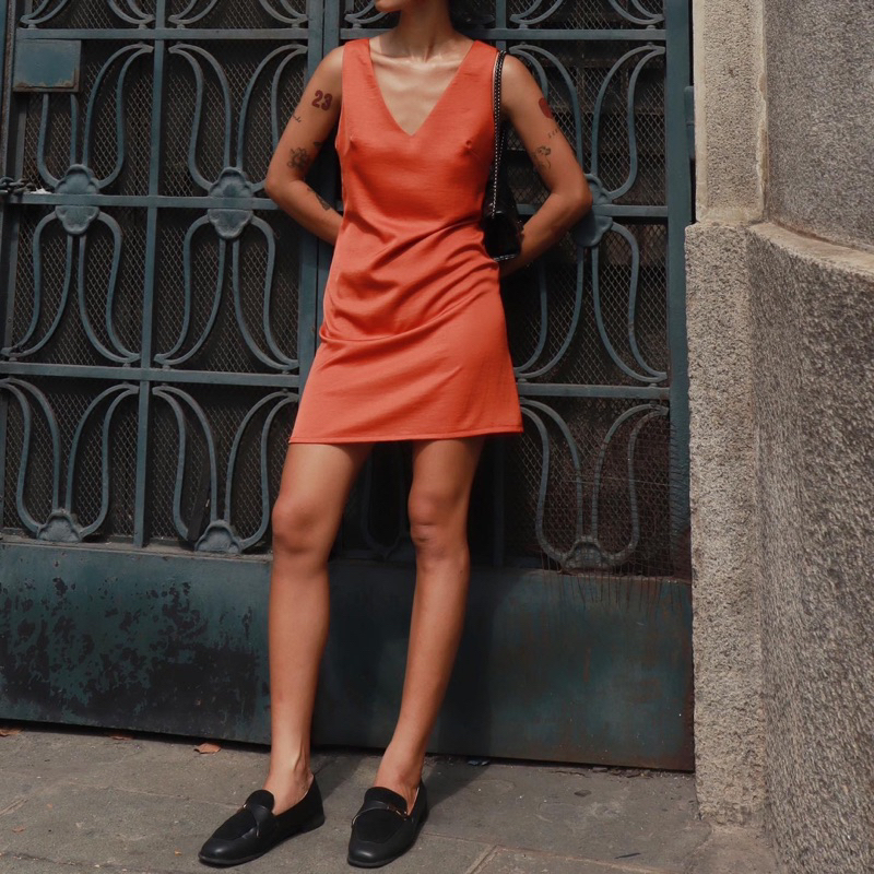 Váy Cổ V Dáng Ngắn Màu Cam On Dress | FLANH