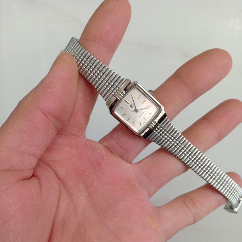 Đồng hồ si nhật nữ mặt vuông hiệu NO BRAND dây thép lụa