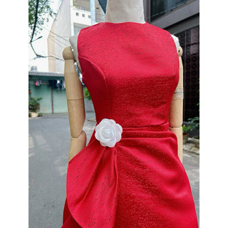 đầm đỏ tà xéo kèm hoa trà
