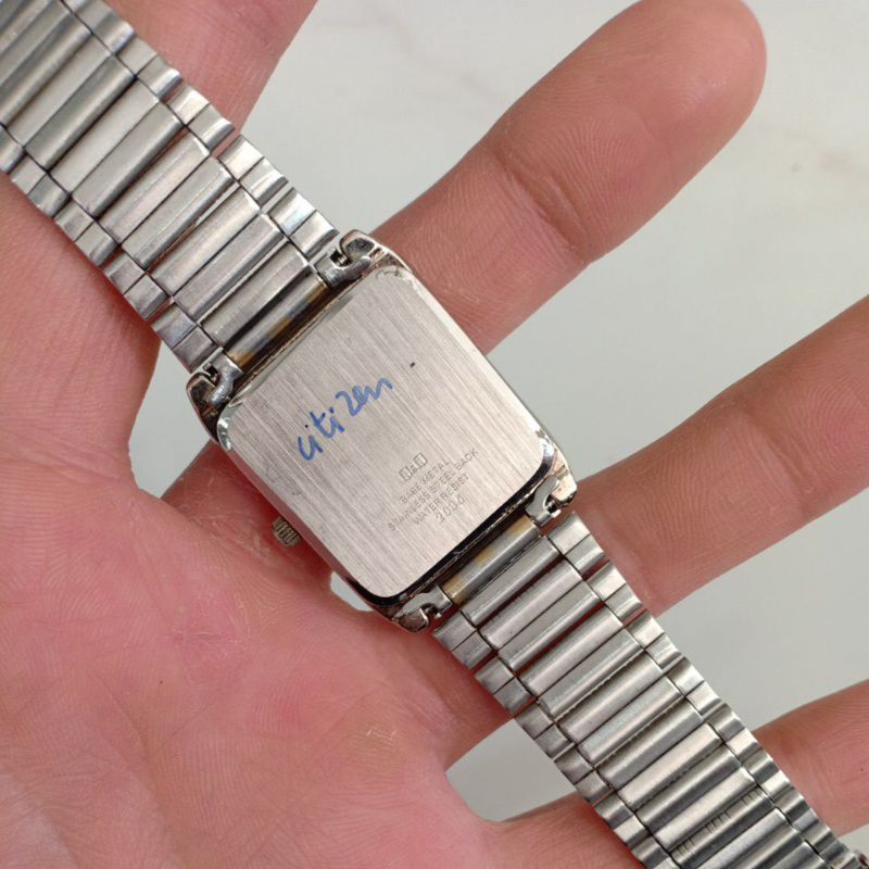 Đồng hồ si nam mặt vuông tank hiệu CITIZEN Q&Q demi phù hợp nam tay vừa và nhỏ