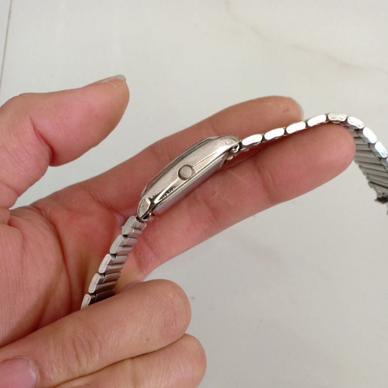 Đồng hồ si nam mặt vuông tank hiệu CITIZEN Q&Q demi phù hợp nam tay vừa và nhỏ