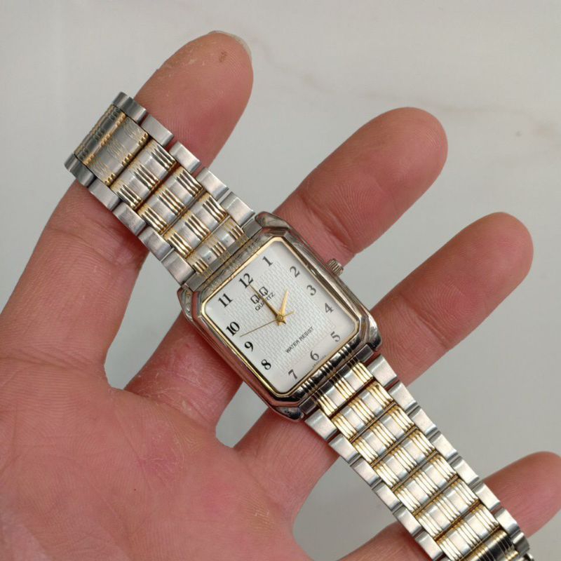 Đồng hồ si nam mặt vuông tank hiệu CITIZEN Q&Q demi phù hợp nam tay vừa và nhỏ