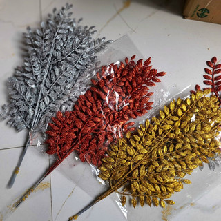 Cành lá me làm tháp oản trang trí Tết