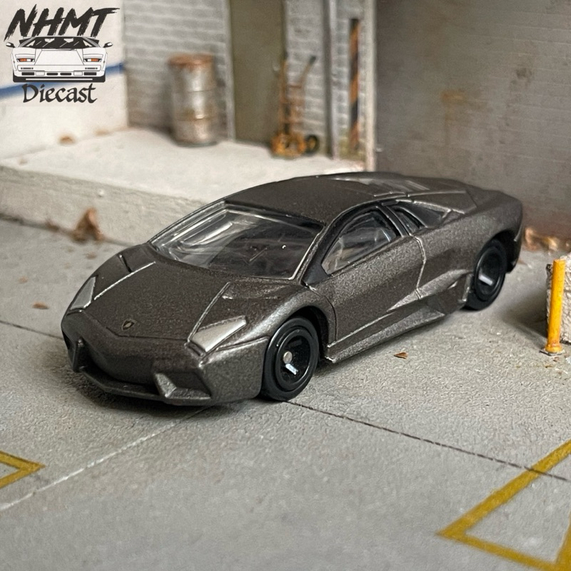Mô Hình Xe - Tomica Lamborghini Reventon màu đen nhám số #113 ( Made In VietNam ) đã qua sử dụng