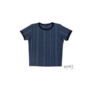 Áo thun viền tay màu xanh dương đậm nền vải có hoa văn chữ form croptop chất thun cotton 4c vnxk