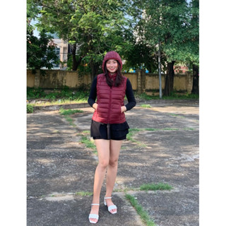 Áo gile phao nữ màu đỏ đô, áo khoác ngoài mùa đông ấm áp cho nữ giới kiểu dáng hiện đại có mũ tháo rời tiện lợi