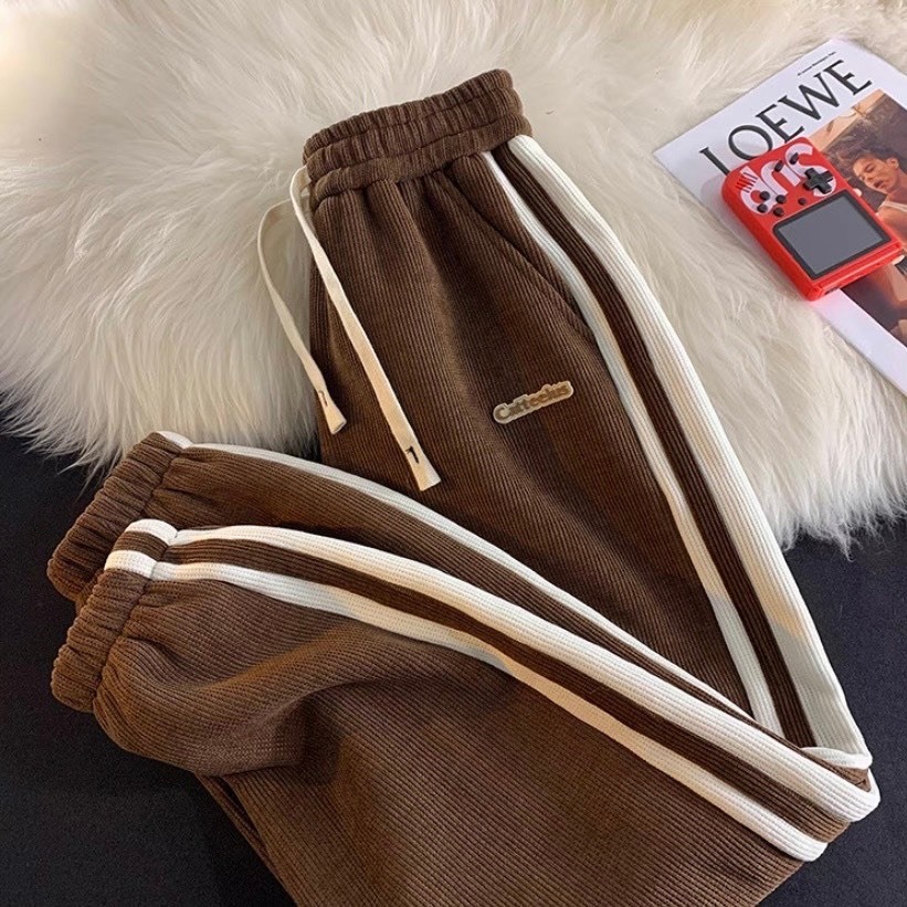 Quần nỉ Tăm Ống Rộng Thêu Catteelus Phối Sọc 2 To Nhỏ  - Quần Dài Cạp Chun Eo có dây rút Vải Co Dãn Dày Dặn | BigBuy360 - bigbuy360.vn