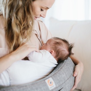 Gối cho bé bú Ergobaby Pillow Xám
