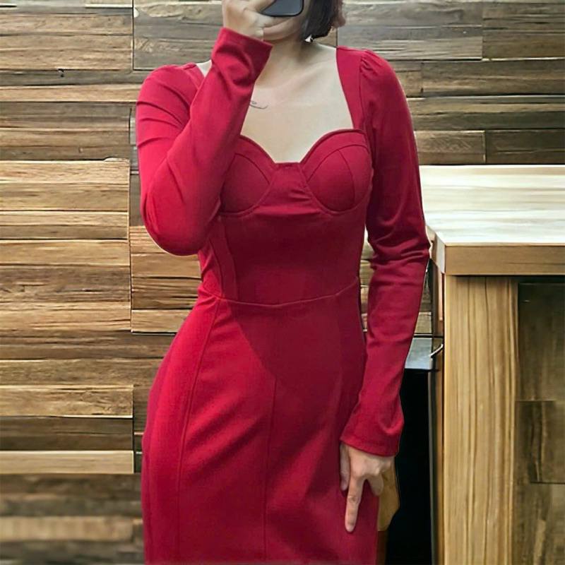 Đầm cúp ngực dáng midi màu đỏ