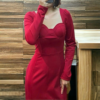 Đầm cúp ngực dáng midi màu đỏ