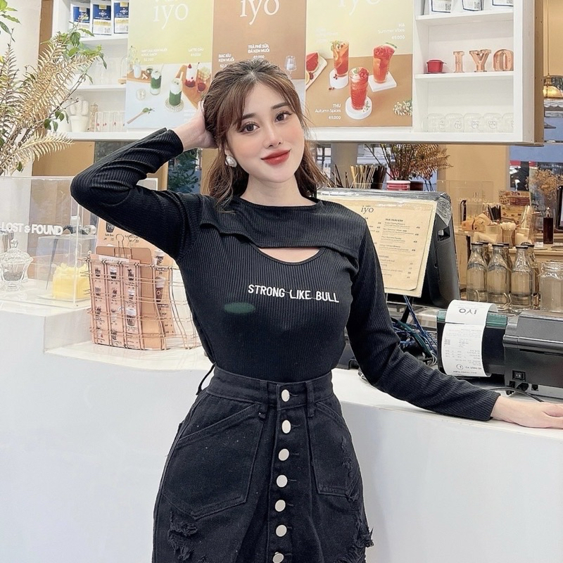 Áo croptop đen xẻ ngực