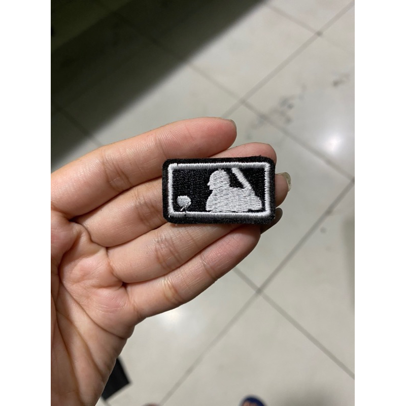 Mác, Logo MLB thêu ủi . đủ màu