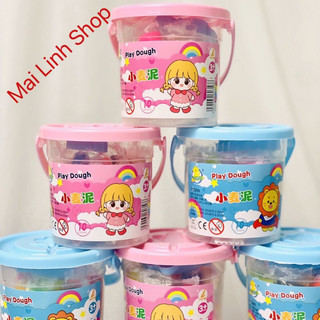 Đất nặn 10 màu kèm xô đựng.