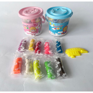 Đất nặn 10 màu kèm xô đựng.