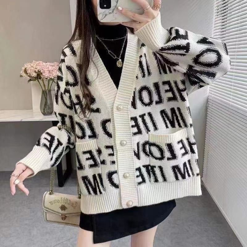 Áo cardigan len thêu hoạ tiết chữ trắng đen &lt;70kg