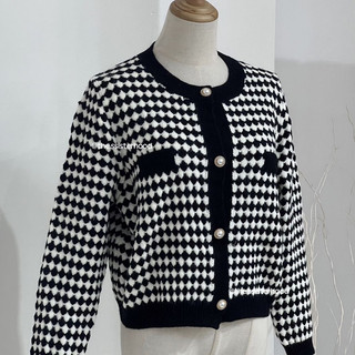 Áo cardigans len dày dặn hoạ tiết kẻ đen trắng Classy