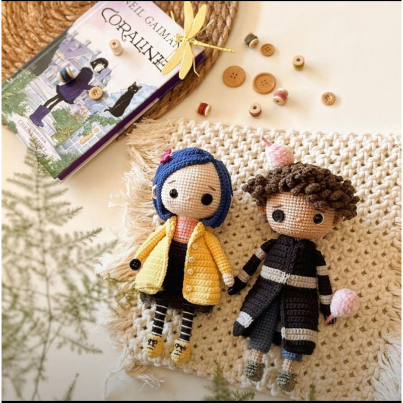 Búp bê Coraline và Wybie móc 🧶