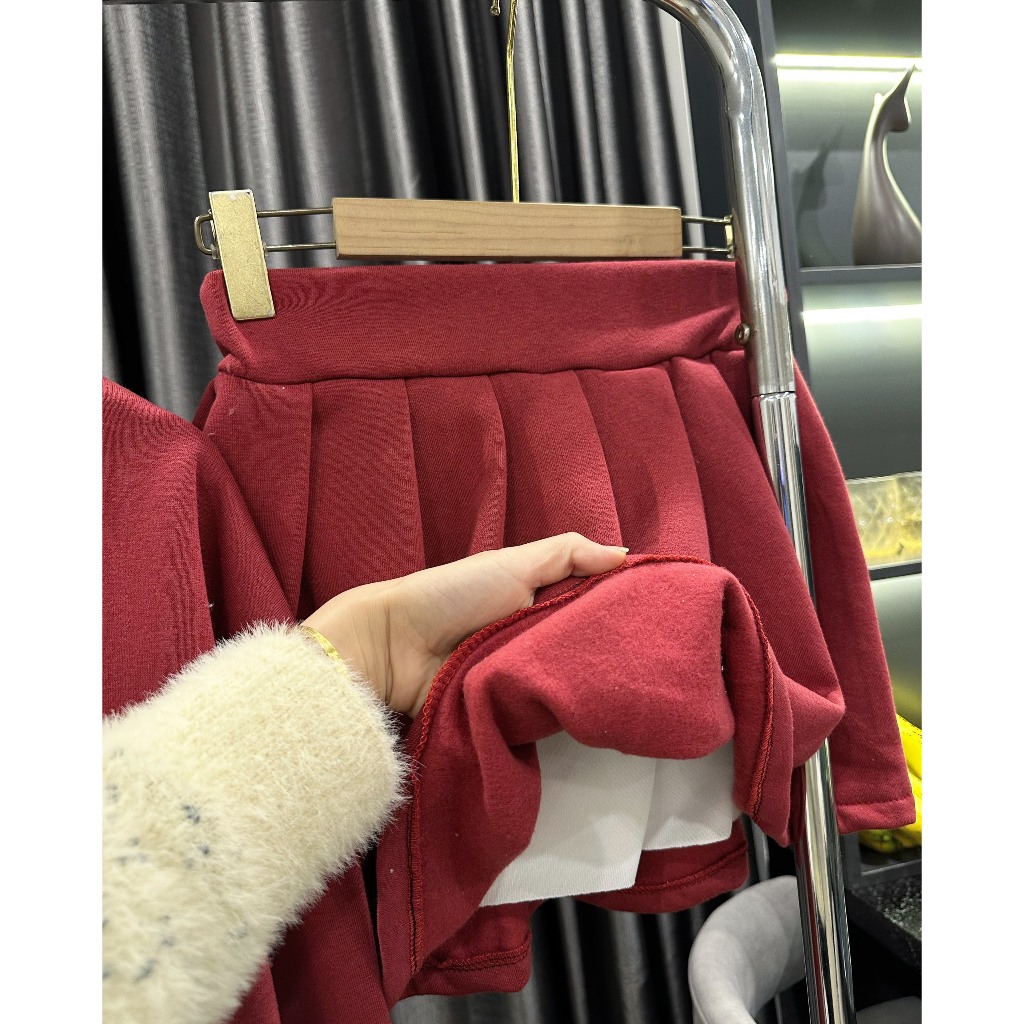 Set đồ nữ áo sweater in chữ đỏ kèm chân váy tennis chất liệu nỉ mềm mịn kiểu dáng thể thao hiện đại
