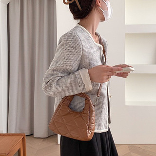 Túi xách Vuông Shop®️ VQT trần chỉ hình vuông thanh lịch
