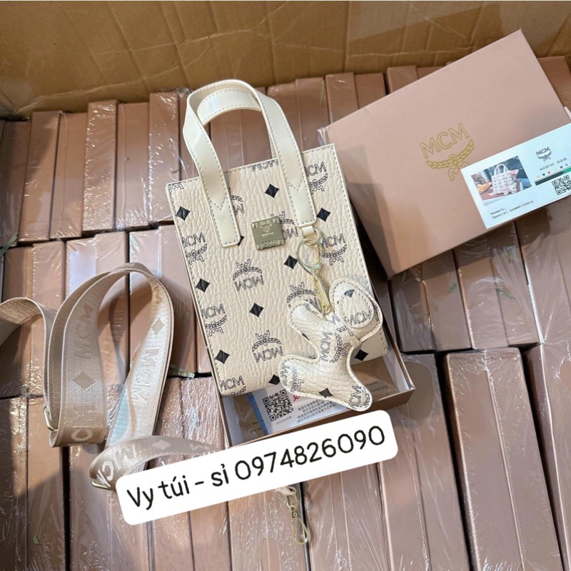 Túi M.CC.M dáng đứng size 17cm kèm hộp móc treo dây vải bản to đeo chéo