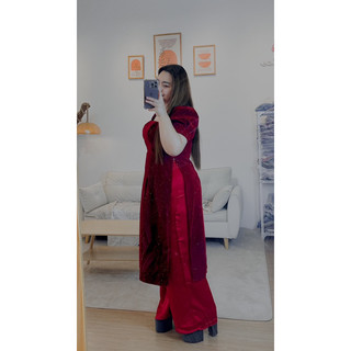 Áo dài nhung đỏ lấp lánh
