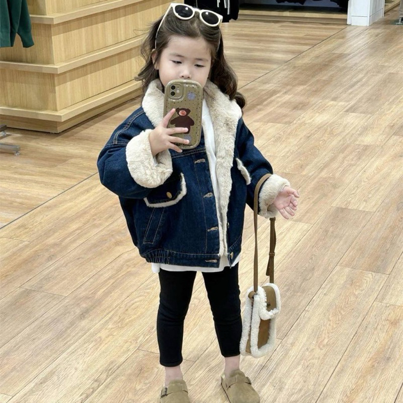 Áo khoác bò cho bé 2-8t mẫu mới hottrend