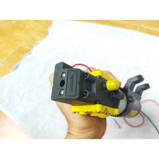 máy bơm nước mini 12 lắp đặt cho bình phun thuốc trừ sâu.