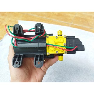 máy bơm nước mini 12 lắp đặt cho bình phun thuốc trừ sâu.