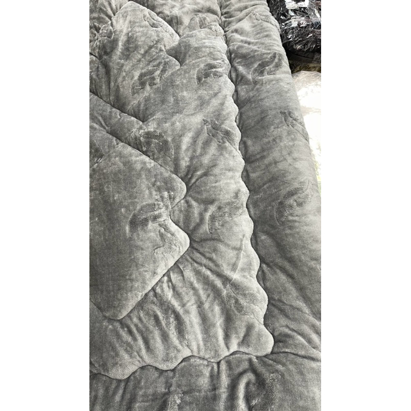 Chăn lông cừu HELEN HAPPINESS cao cấp kích thước lớn 2m*2m3 họa tiết mới lạ sang trọng bề mặt lông mềm mịn