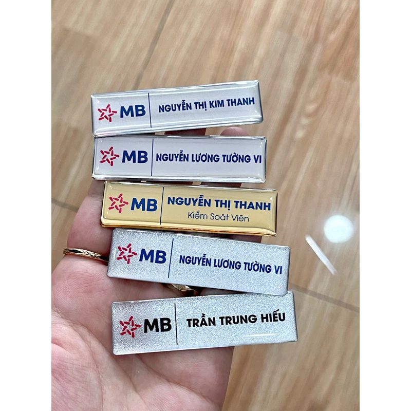 Thẻ tên Nhân Viên Nền Vàng + Bạc Xước/Nhũ/Trơn+ In theo yêu cầu